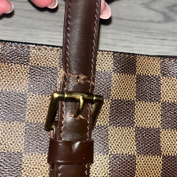 Authentic LV purse large. Good condition. Serial number is SO898. - Picture 15 of 17